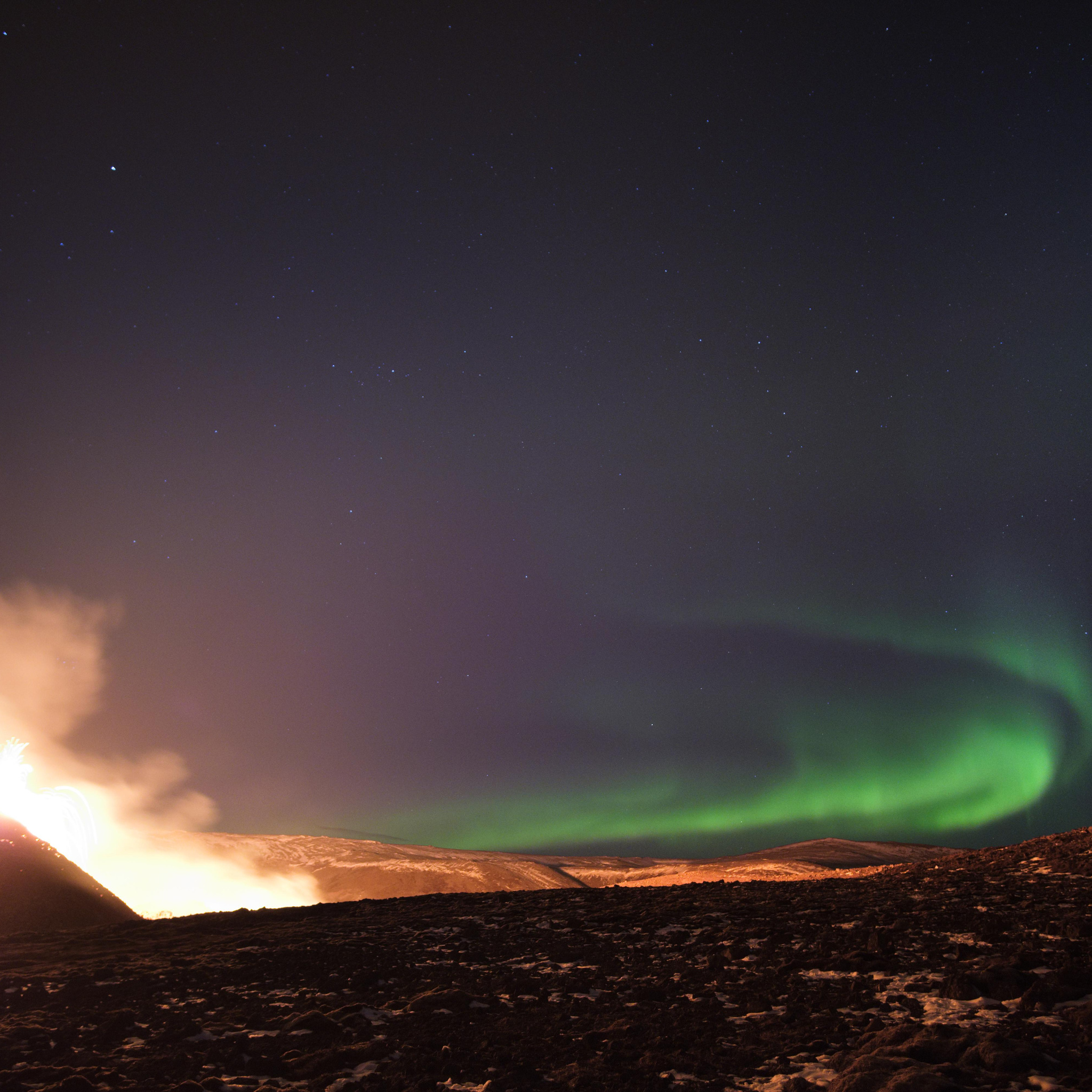 2048x2048 Northern Lights Over The Fagradalsfjall Volcanic Eruption In ...