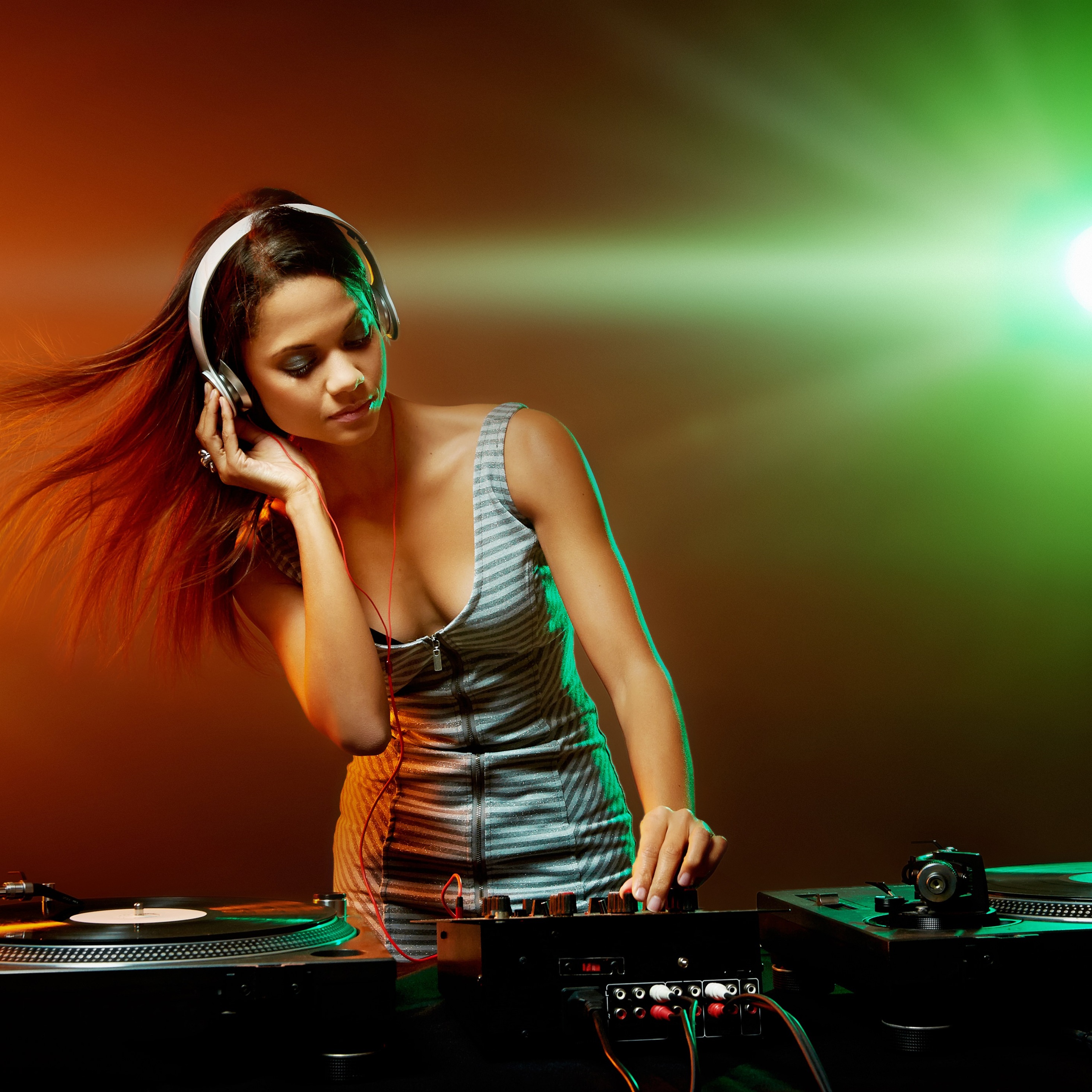 Gain club mix. Диджей. Женщина диджей вечеринка. Девушка DJ неон на черном фоне. Певица в ресторане.