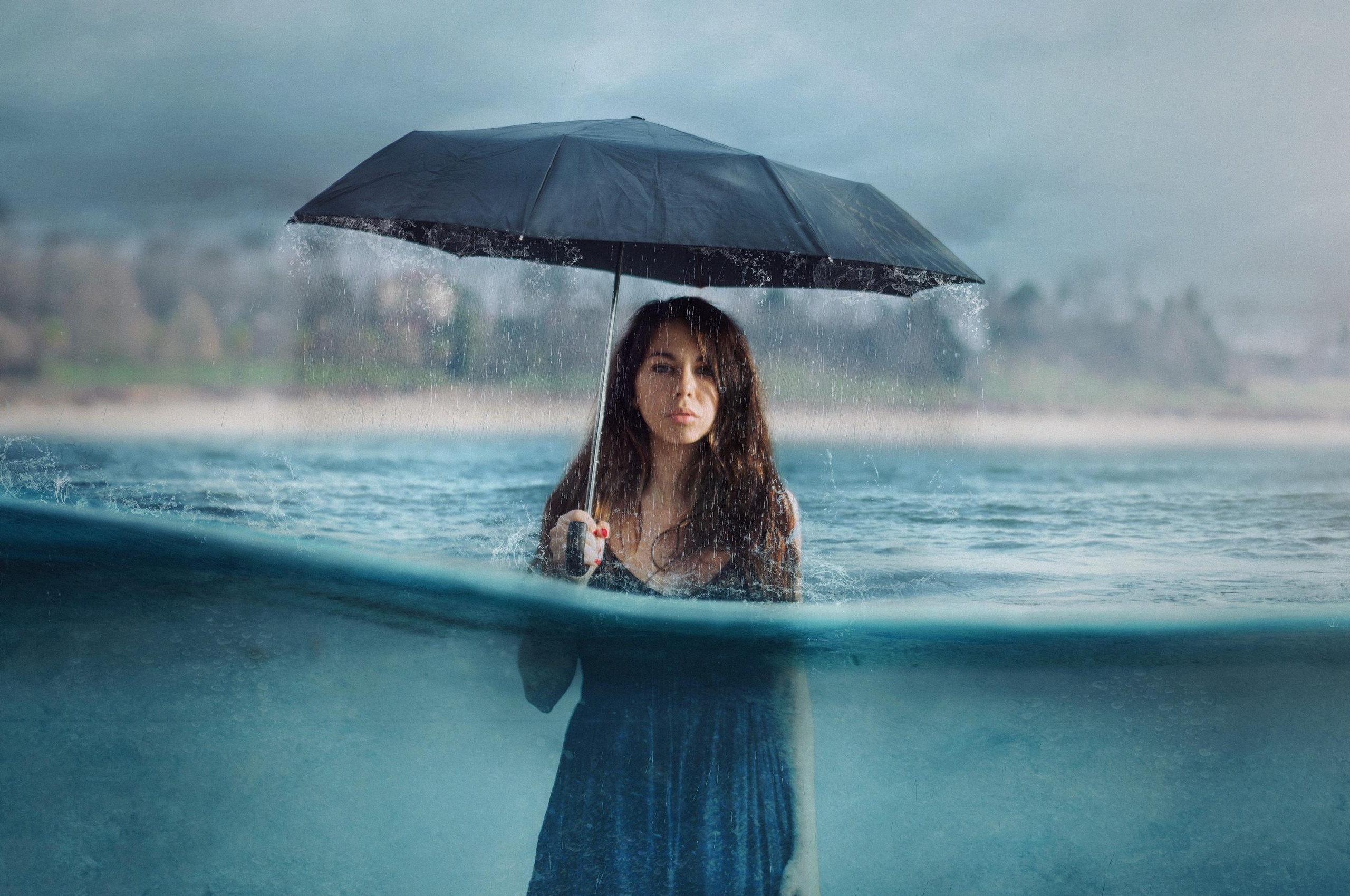 Сон стать дождем. Девушка под дождем. Девушка с зонтом. Фотосессия под дождем. Девушка дождь.