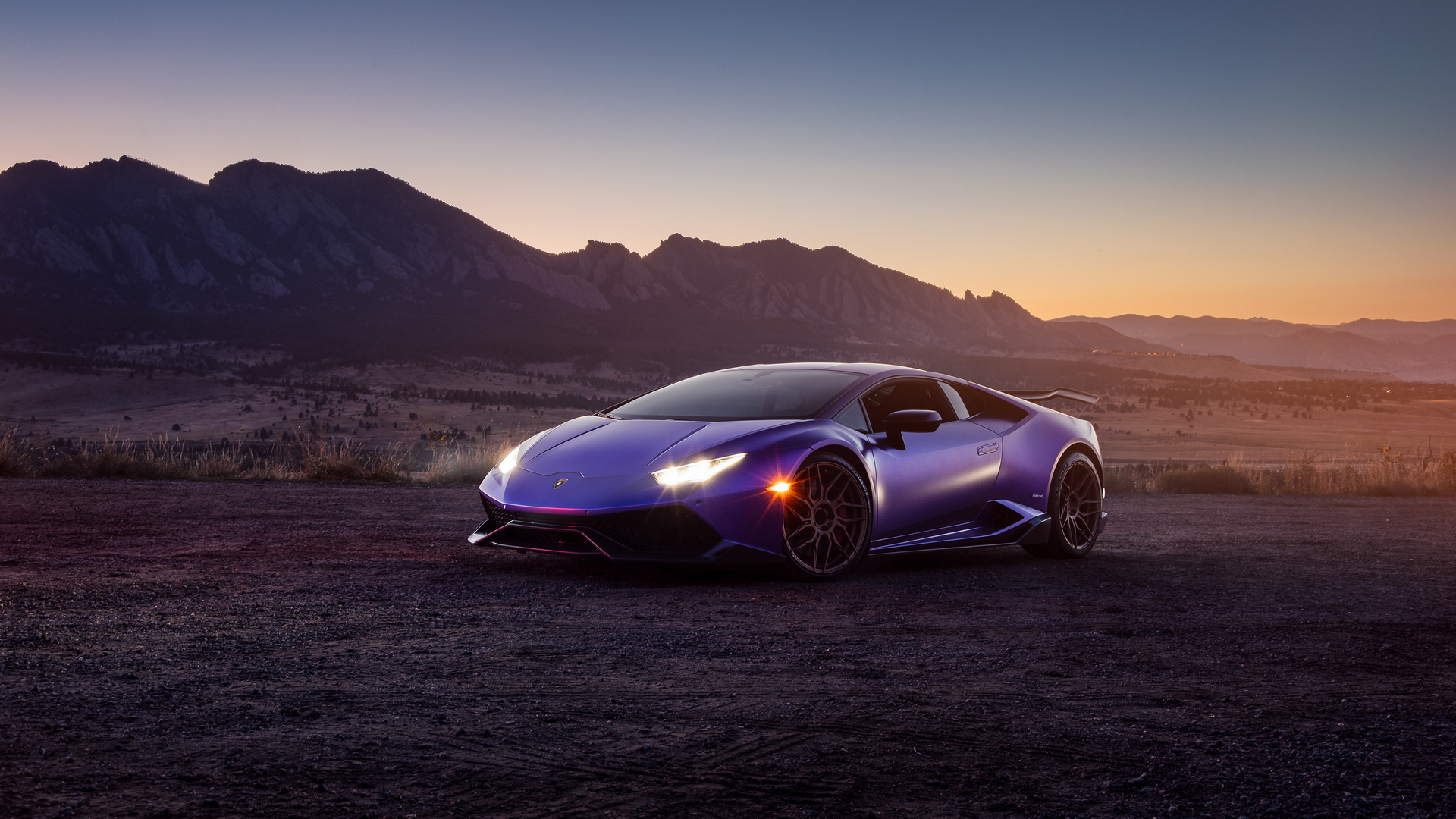 Bạn mong muốn một màn hình đẹp và đầy cá tính? Hãy lựa chọn hình nền Lamborghini màu tím, với sự kết hợp hoàn hảo giữa sự sang trọng và độc đáo. Wallpaper này sẽ chuyển đổi hoàn toàn màn hình của bạn và đem lại cảm giác khác thường. Sự tinh tế của nghệ thuật thiết kế của Lamborghini kết hợp với màu sắc nổi bật, giúp bạn thể hiện sự phong cách riêng của mình.