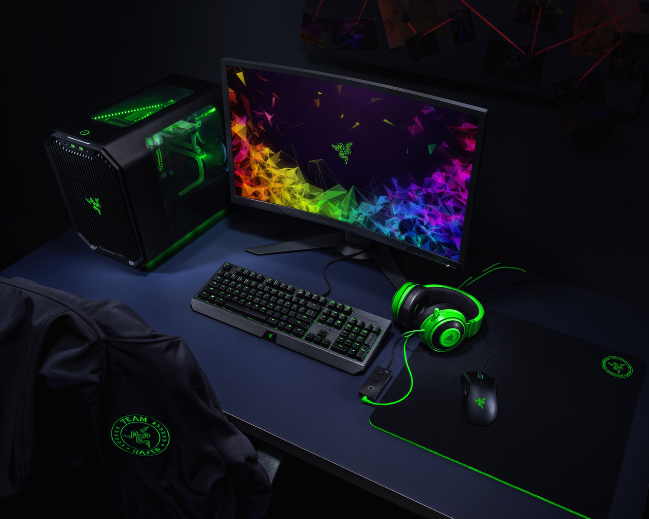 Với Razer Gaming Setup, bạn sẽ trải nghiệm một không gian chơi game đầy sắc màu và chuyên nghiệp. Bộ máy tính tối ưu hóa cho game, bàn phím, chuột và tai nghe giúp bạn vô cùng thoải mái trong từng ván đấu.