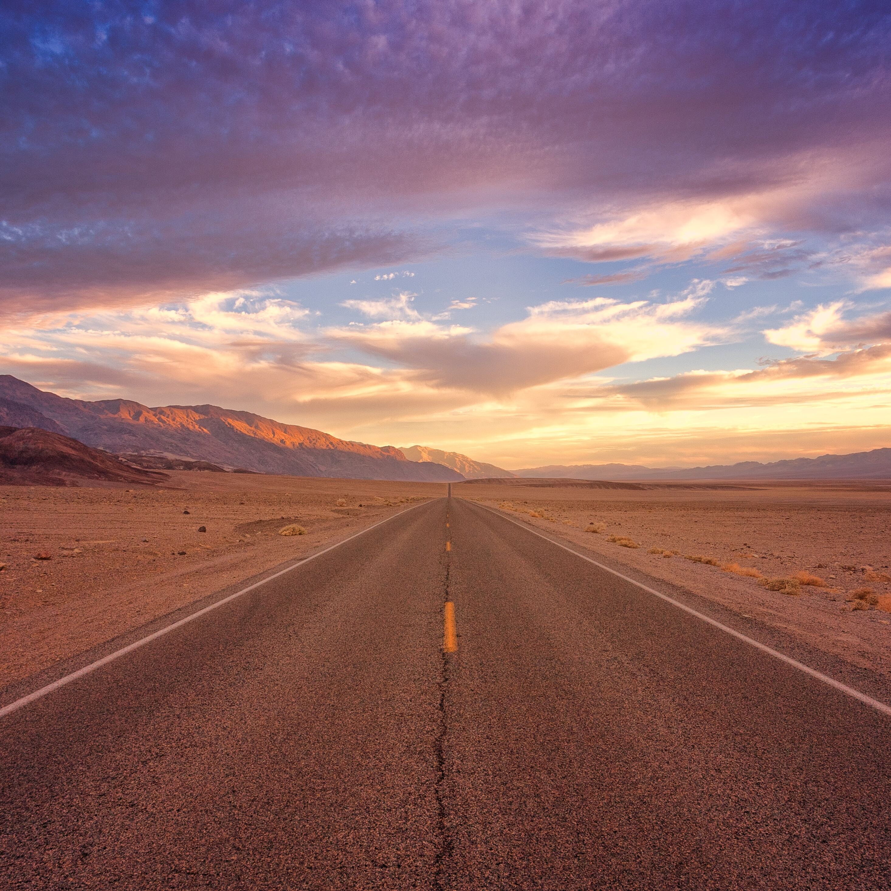 Wide road. Пустыня с дорогой. Дорога в пустыне. Фон дорога. Дорога в Горизонт.