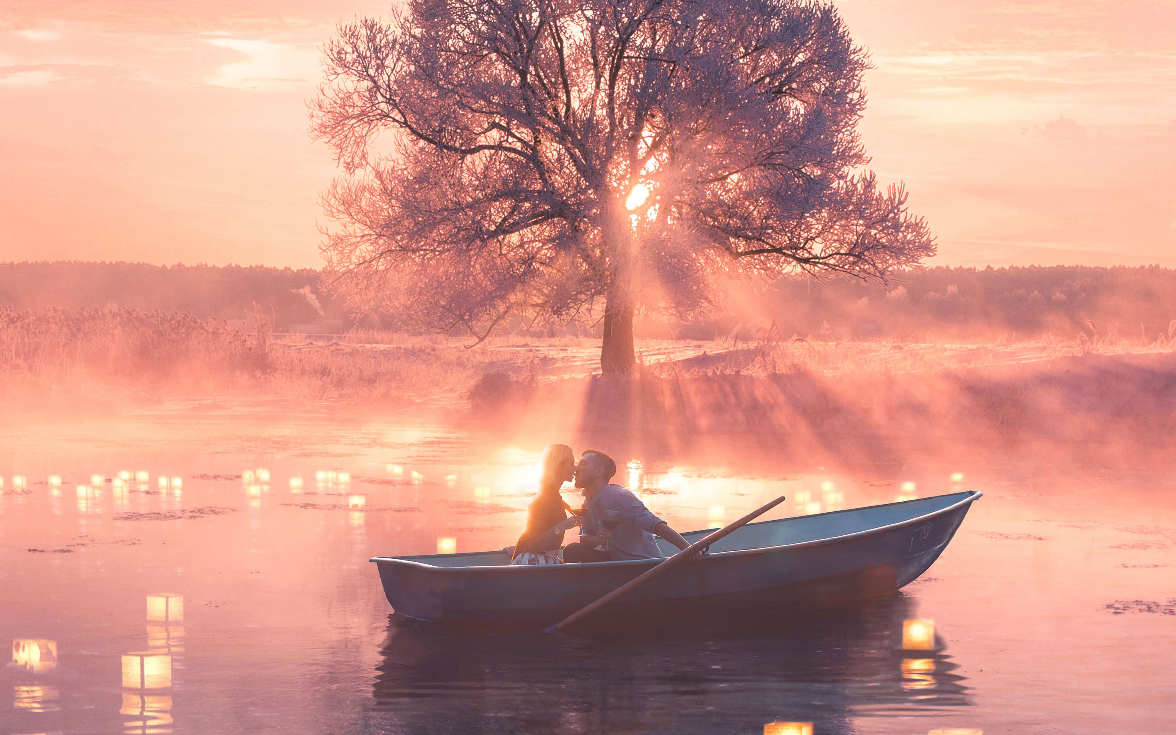 Май лов где то вдалеке. Двое в лодке. Романтичный пейзаж. Влюбленные в лодке. Фотосессия в лодке.