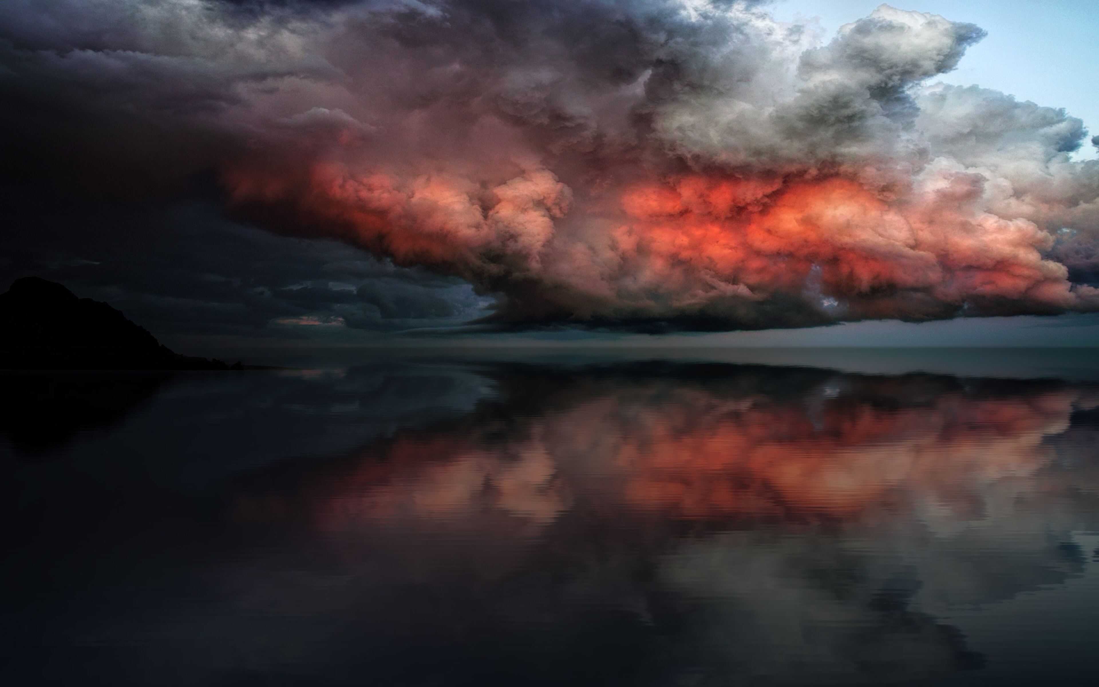 Storm Red Clouds Touching Ocean In 3840x2400 Resolution. 