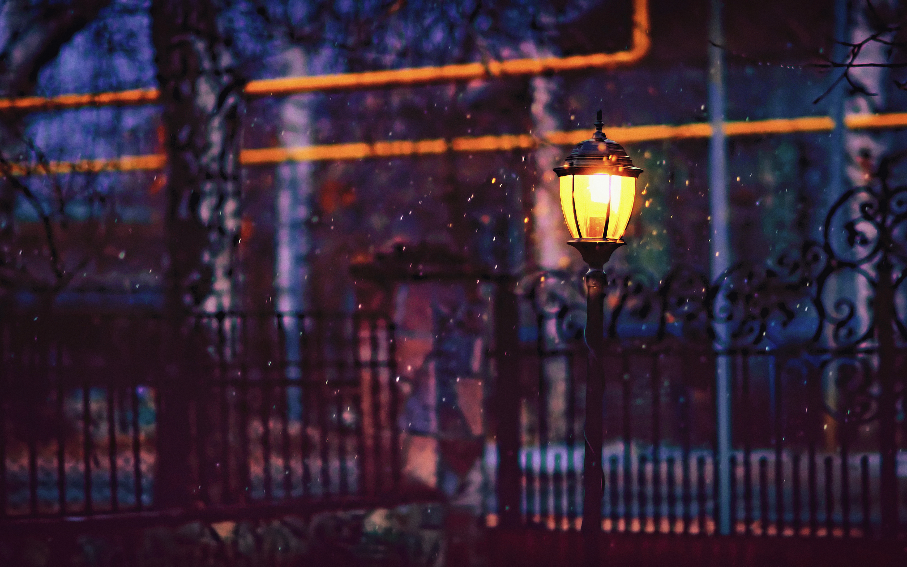 Перед лужайкой приветливо освещенный мягким светом фонаря. Фонарь на улице. Ночные фонари. Фонарь ночью. Зимний уличный фонарь.