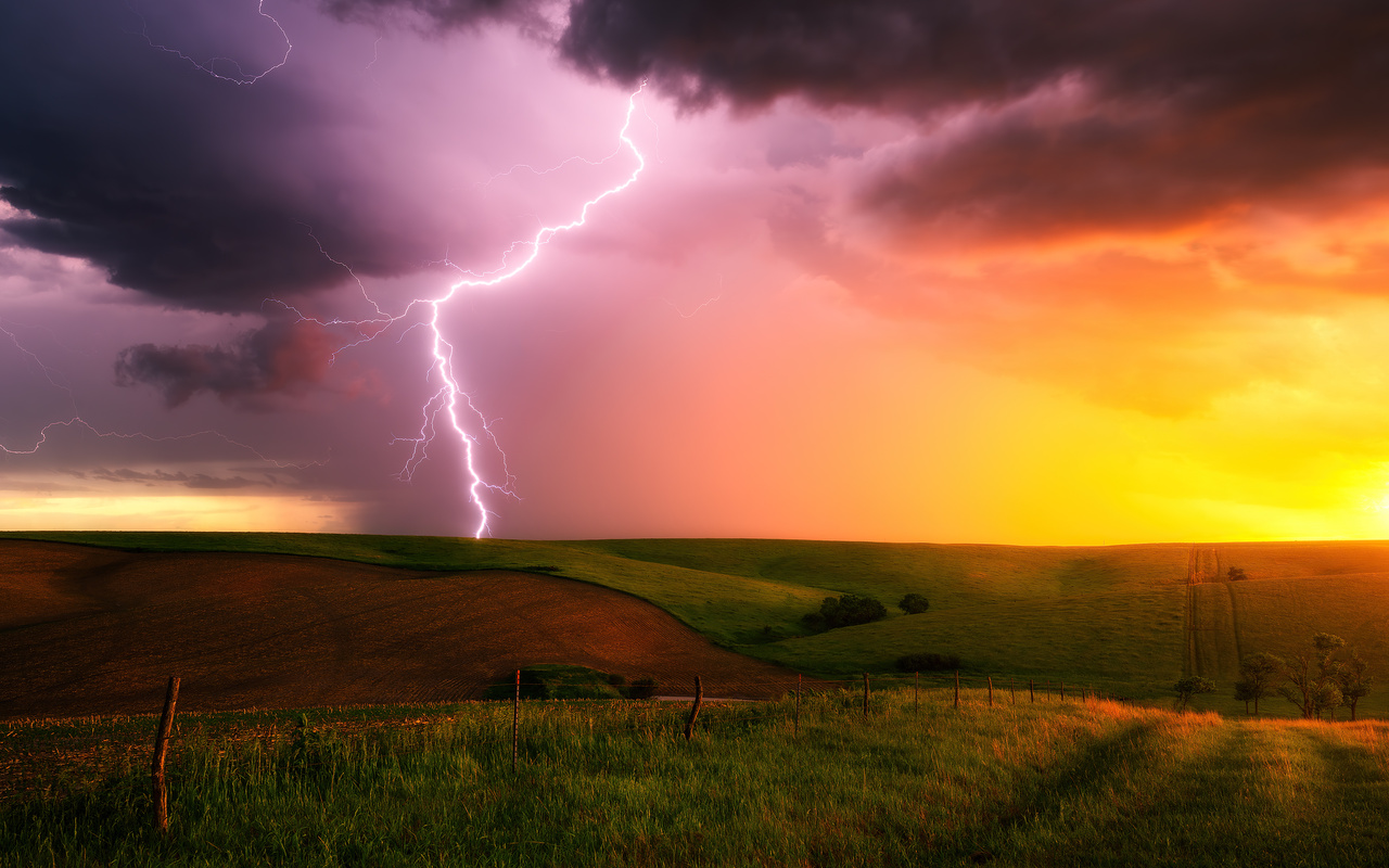 1280x800 Thunderstorm Lightning Bolt Striking Down At Sunset In ...