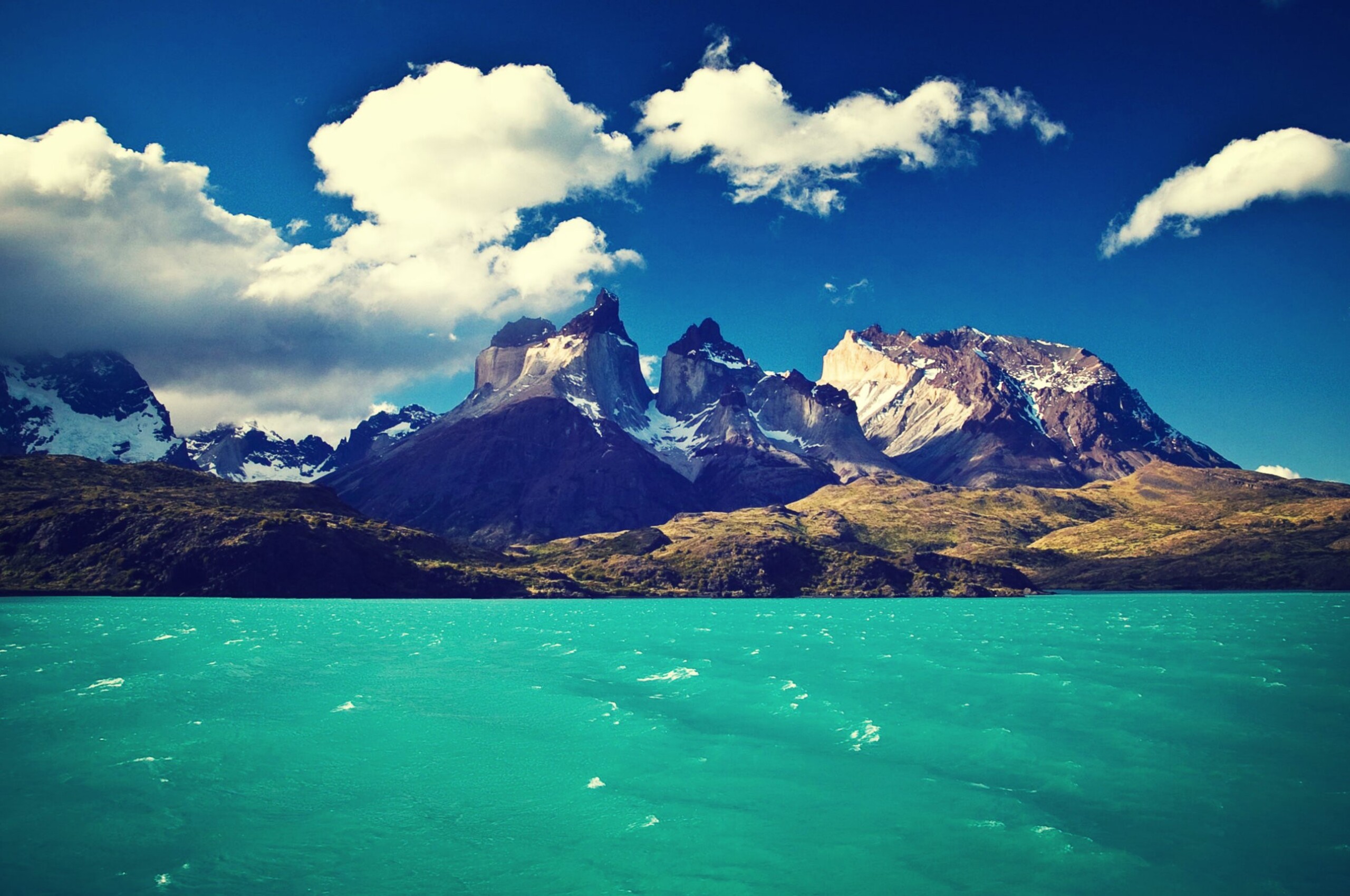 Горы и голубая вода. Патагония фьорды. Торрес дель Пайне. Национальный парк Торрес-дель-Пайне. Патагония Аргентина озеро горы.