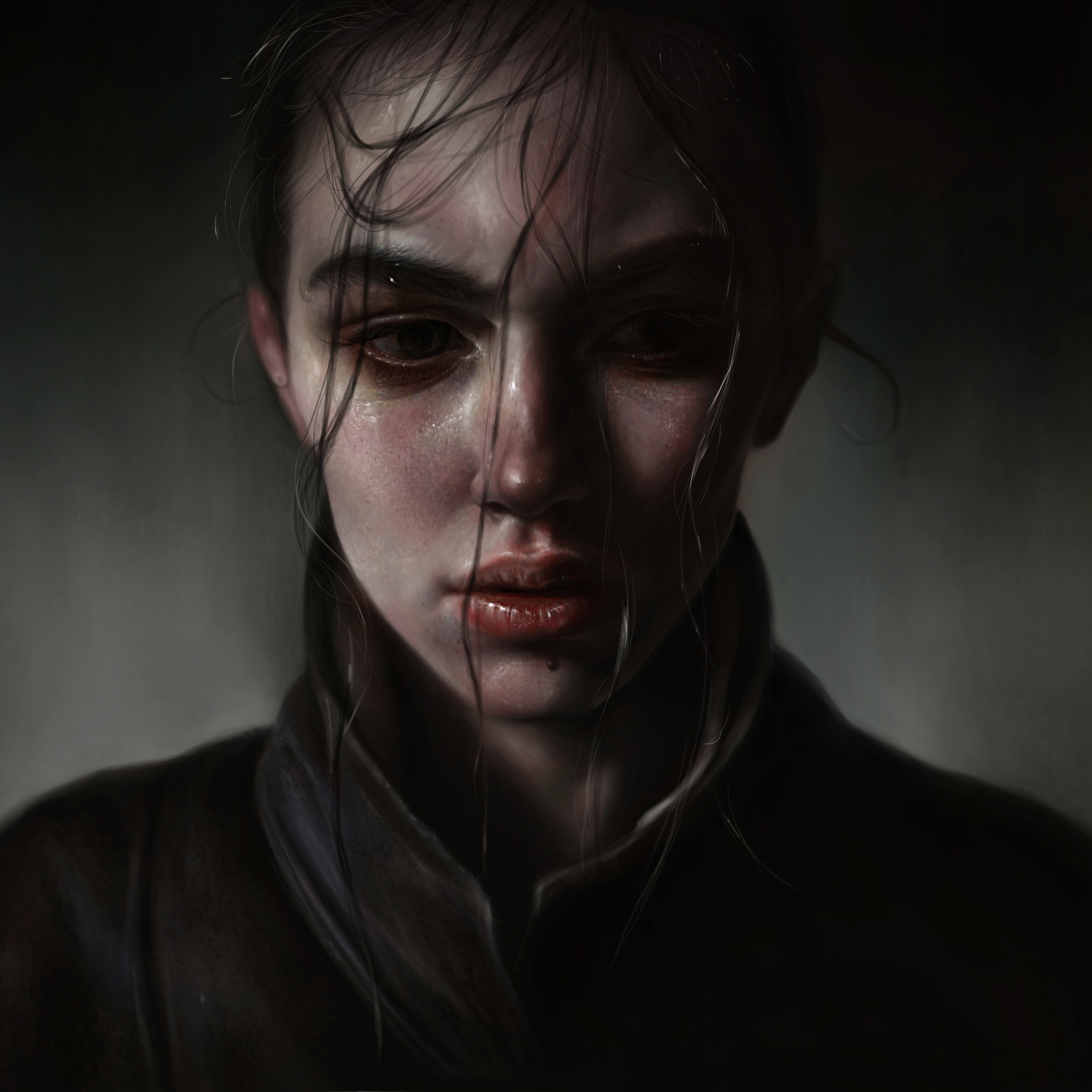 Эмоциональные фотопортреты. Страшная улыбка девушки. Девушка с веснушками улыбается. Девушка на белом фоне. Лицо ее все еще.