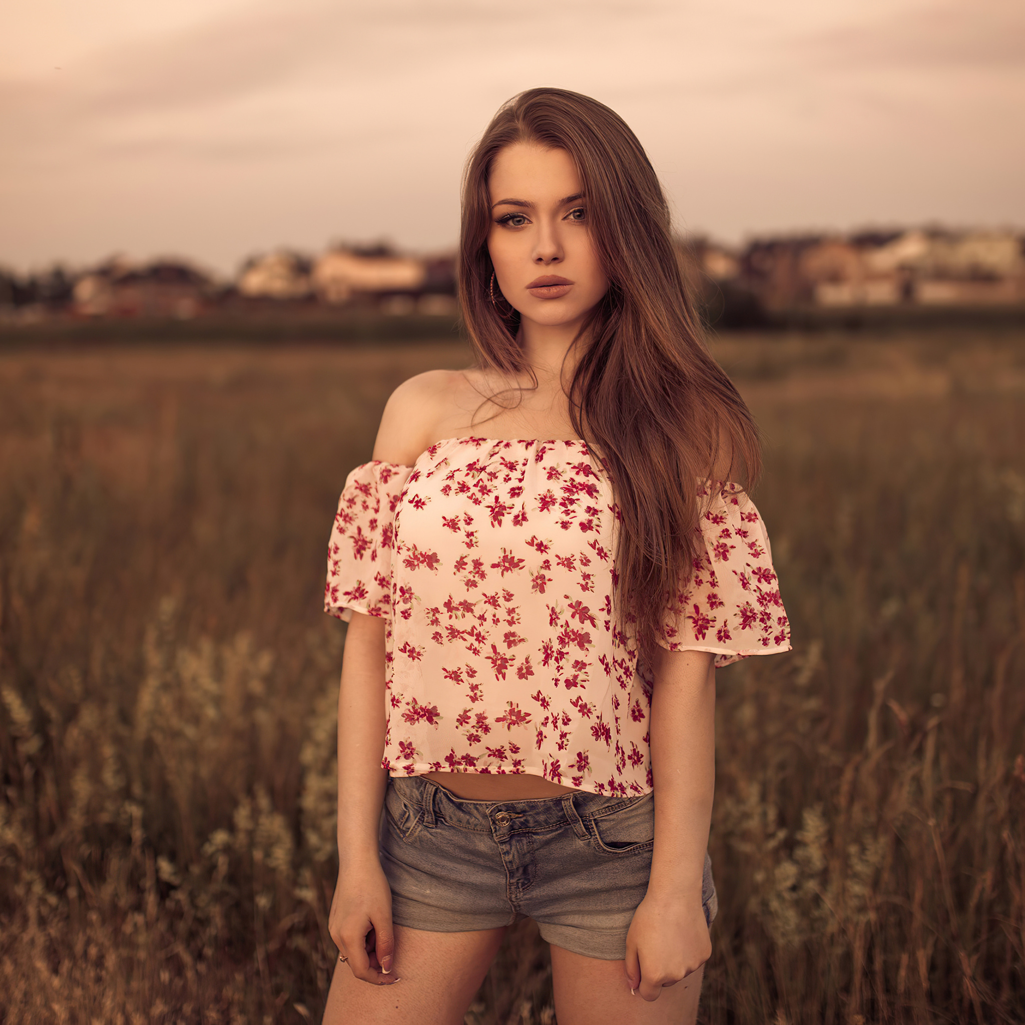 2048x2048 Women Brunette Standing In Field 4k Ipad Air ,HD 4k ...