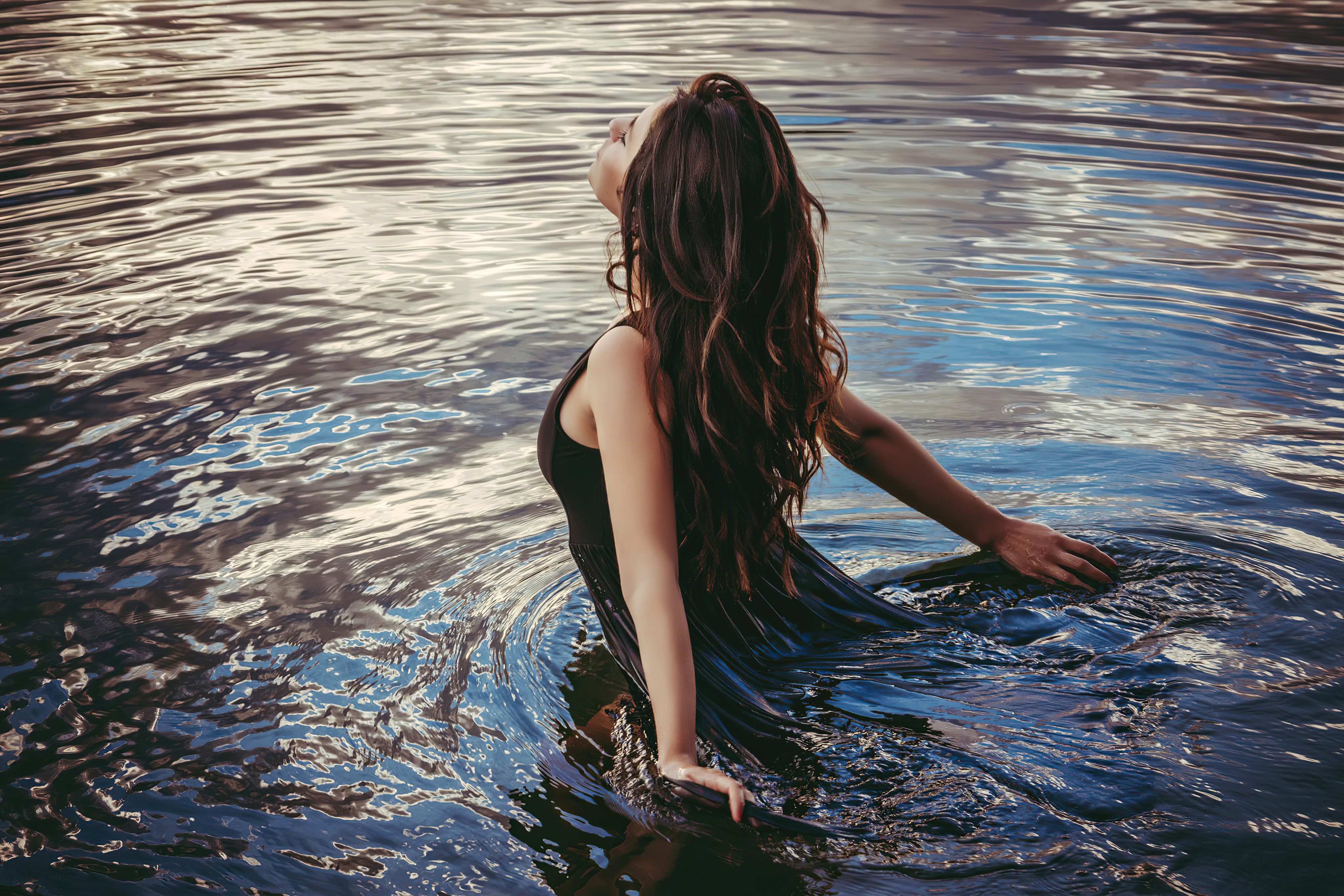 Купалась в платье. Фотосессия в воде. Фотосессия в воде в платье. Девушка в воде. Девушка у реки.