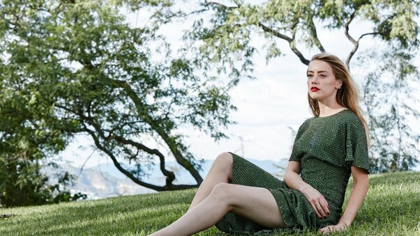 Amber Heard Green Dress Wallpaper