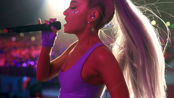 Ariana Grande Performing Live Wallpaper
