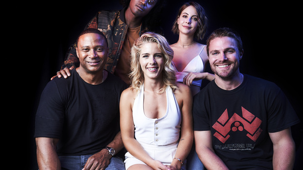 Arrow Cast In Comic Con 2017 Wallpaper