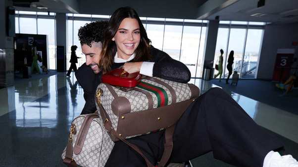 Bad Bunny And Kendall Jenner Gucci Wallpaper