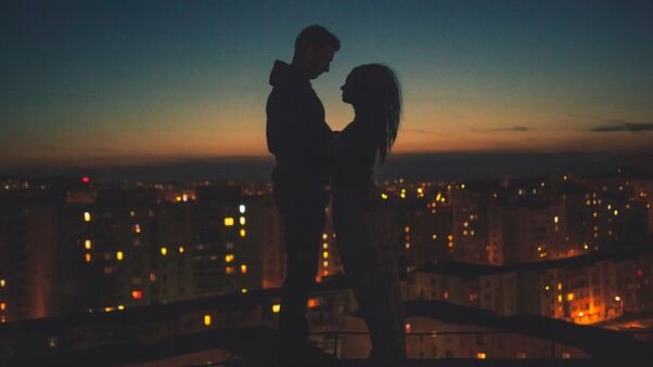 Couple Silhouette City View Behind Wallpaper