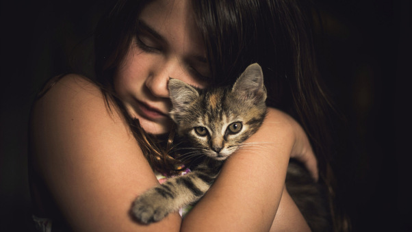 Cute Little Girl With Kitten Wallpaper