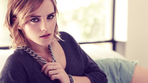 Emma Watson Looking At Viewer Wallpaper