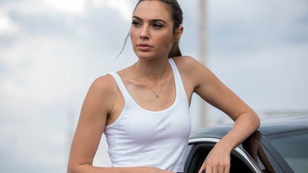 Gal Gadot In Keeping Up With The Joneses 4k Wallpaper