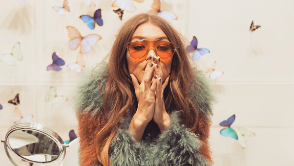 Gigi Hadid X Maybelline Palette Photoshoot Wallpaper