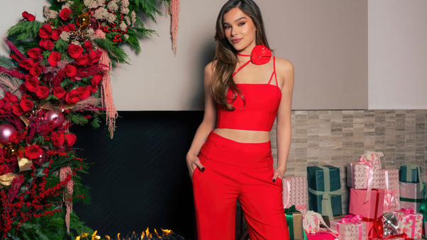 Hailee Steinfeld Shop Small With Amazon Campaign December 2023 Wallpaper