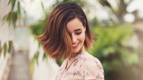 Holly Earl Smiling 2021 Wallpaper