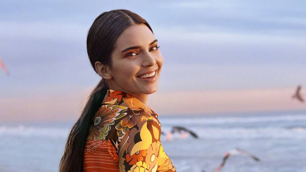 Kendall Jenner Smiling 2019 Wallpaper