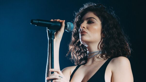 Lorde Live Singing Wallpaper