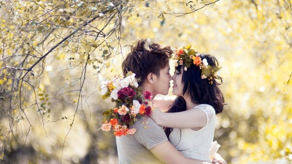 Love Couples With Flowers Wallpaper