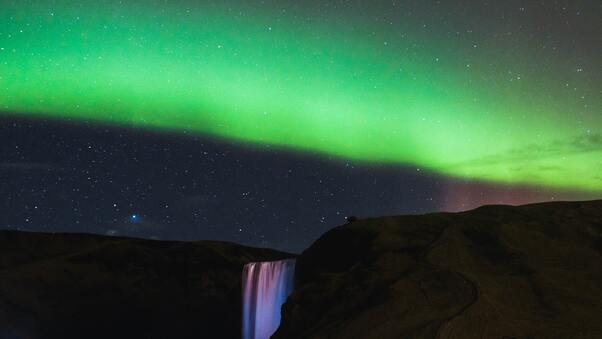 northern-lights-waterfall-mountains-5k-kr.jpg
