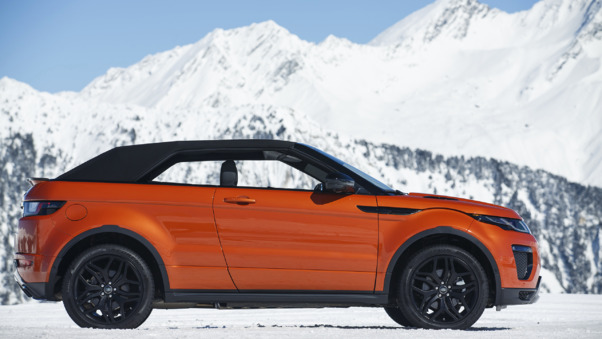 Range Rover Convertible In Snow Mountains Wallpaper