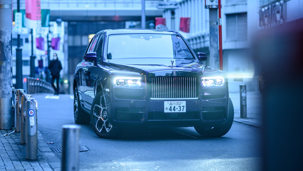Rolls Royce In City 5k Wallpaper