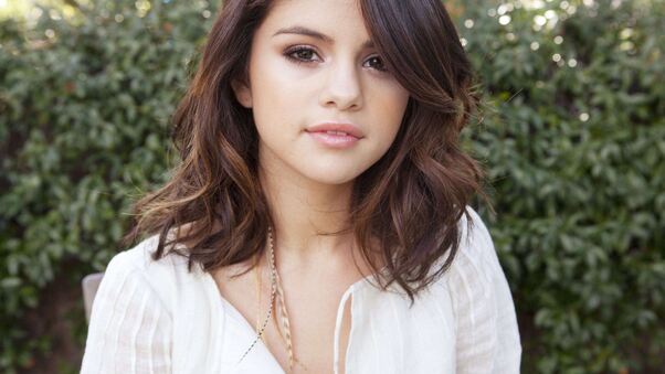 Selena Gomez Closeup Face Wallpaper
