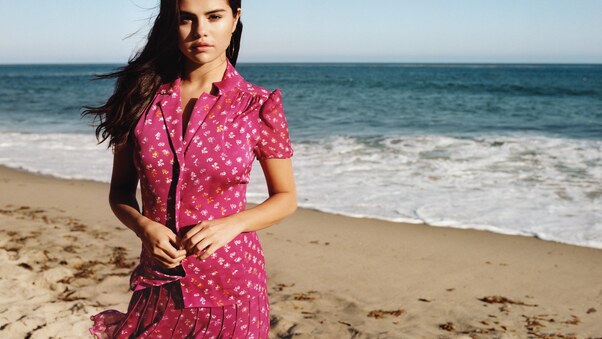 Selena Gomez On Beach Wallpaper