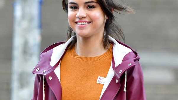 Selena Gomez Smiling Wallpaper