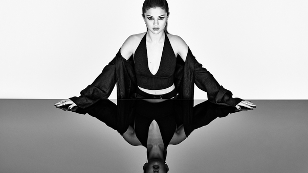 Selena Gomez The Hollywood Reporter 2017 Wallpaper
