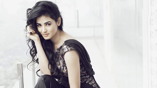 Sonal Chauhan Indian Celebrity Wallpaper