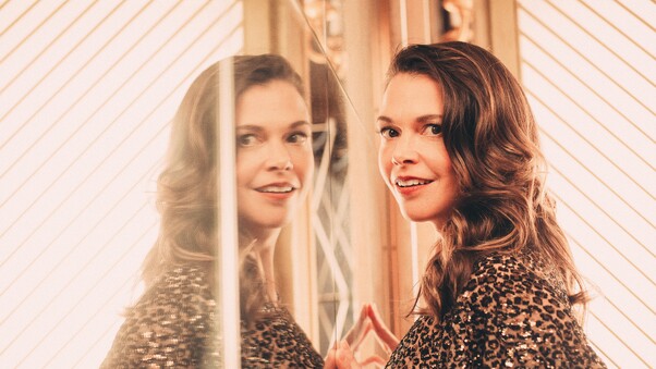 Sutton Foster Caitlin McNaney Photoshoot Wallpaper
