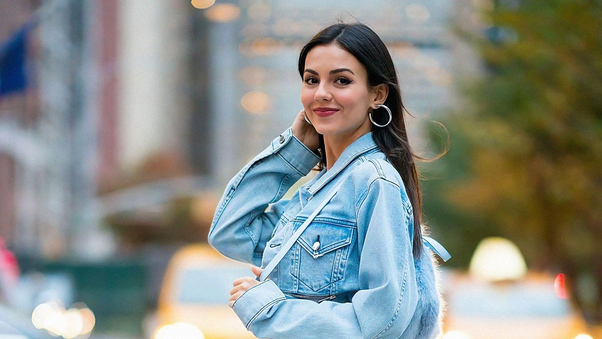 Victoria Justice Street Photography 2019 Wallpaper