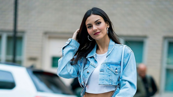 Victoria Justice Street Photography Wallpaper