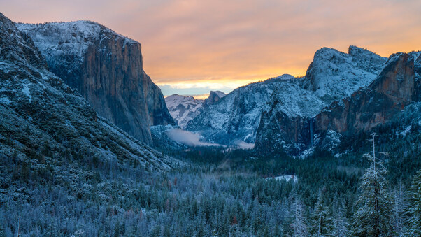Yosemite Majesty A Crag Embrace Wallpaper