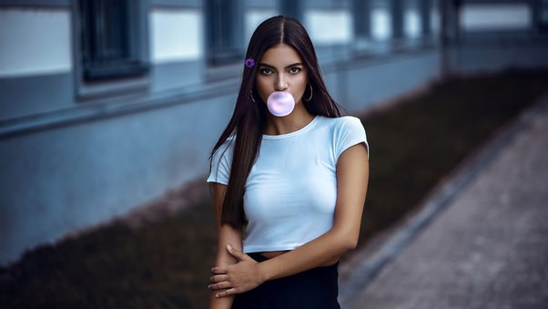 Young Girl Making A Bubble With A Chewing Gum 4k Wallpaper