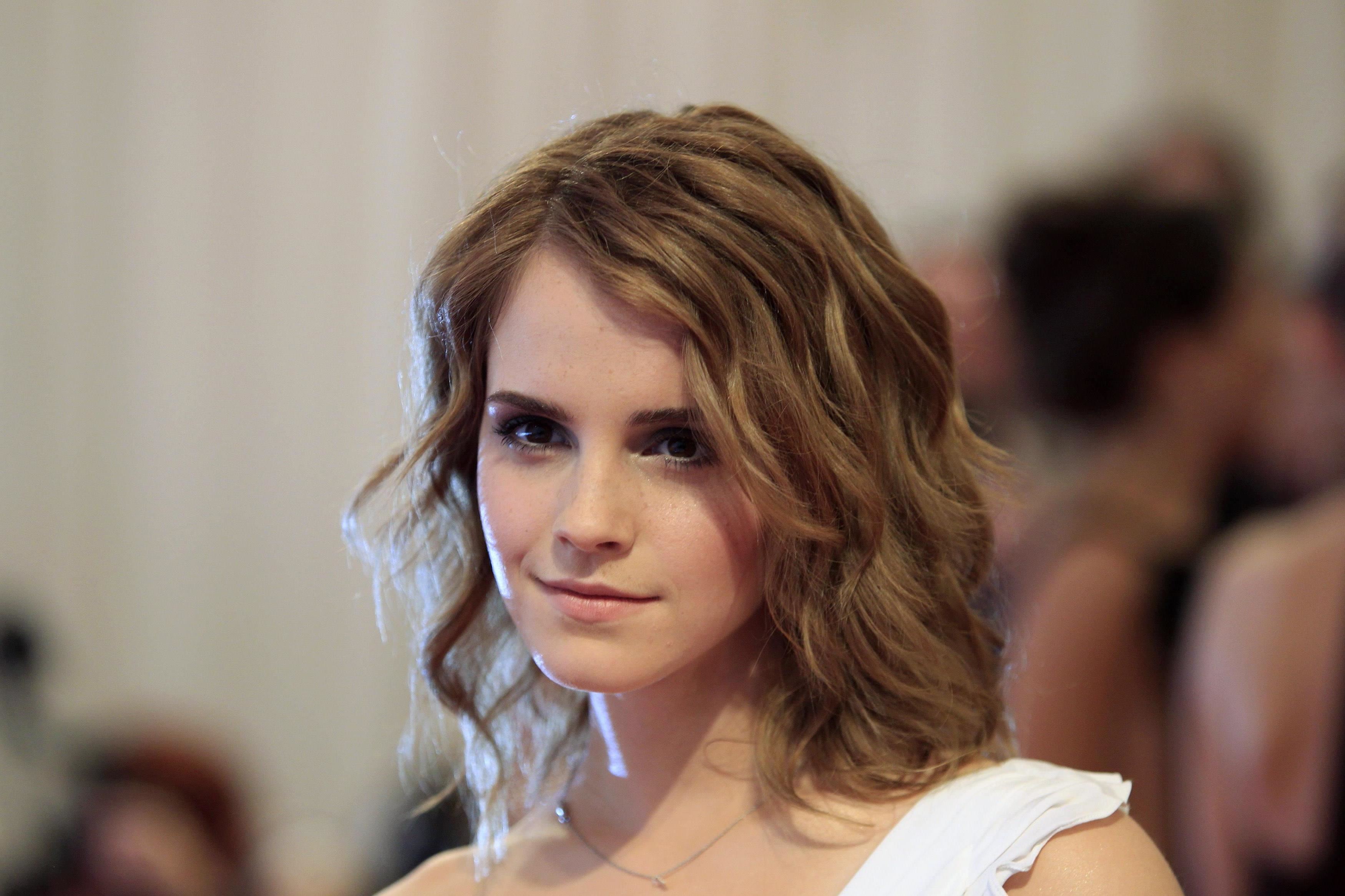 Featured image of post Wallpaper Emma Watson Cute Picture : Want to discover art related to emma_watson_wallpaper?
