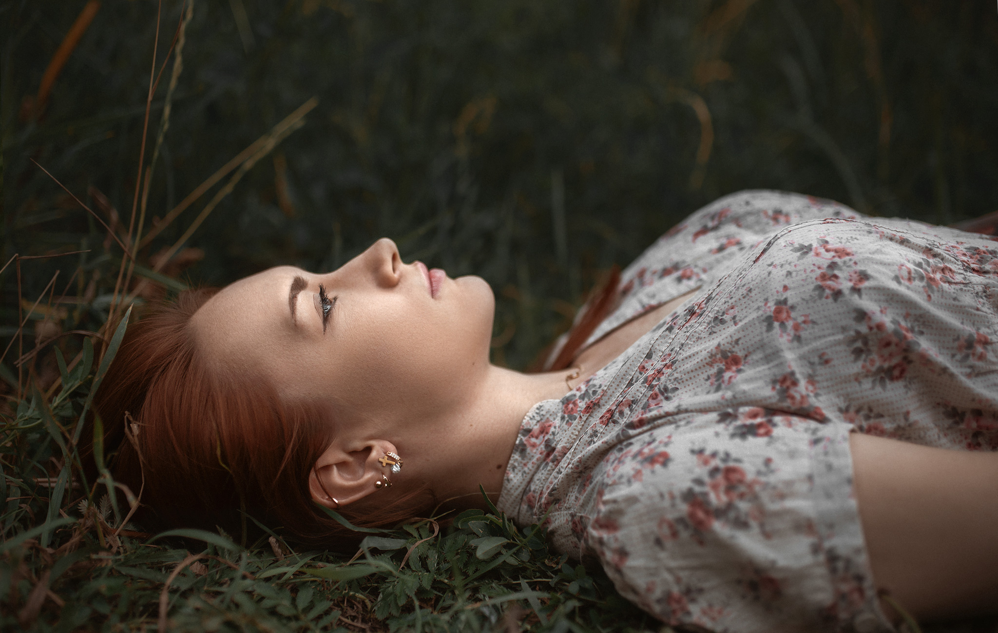 960x540 Girl Lying Down Looking Up 960x540 Resolution Hd 4k Wallpapers