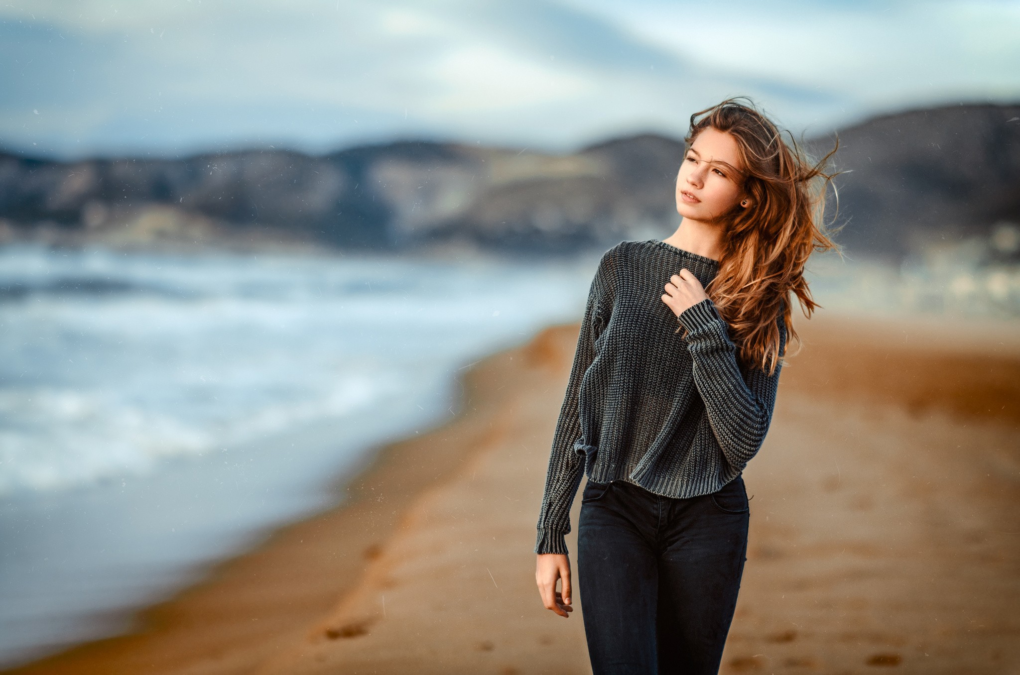 Плавная женщина. Девушка-море. Женщина на берегу моря. Фотосессия на море. Девушка в свитере.