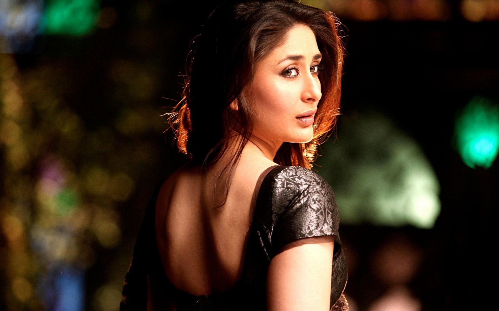 Kareena Kapoor In Saree Wallpaper Hd Indian Celebrities Wallpapers 4k