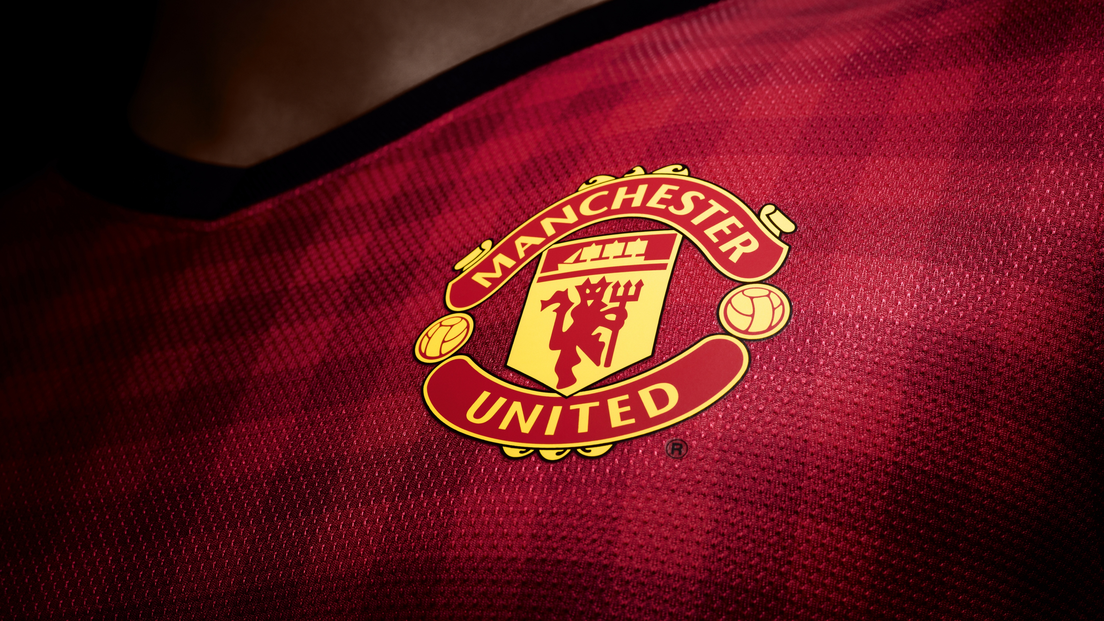 Hình nền Manchester United Logo 1440P chắc chắn sẽ gây ấn tượng với những người yêu thích đội bóng này.