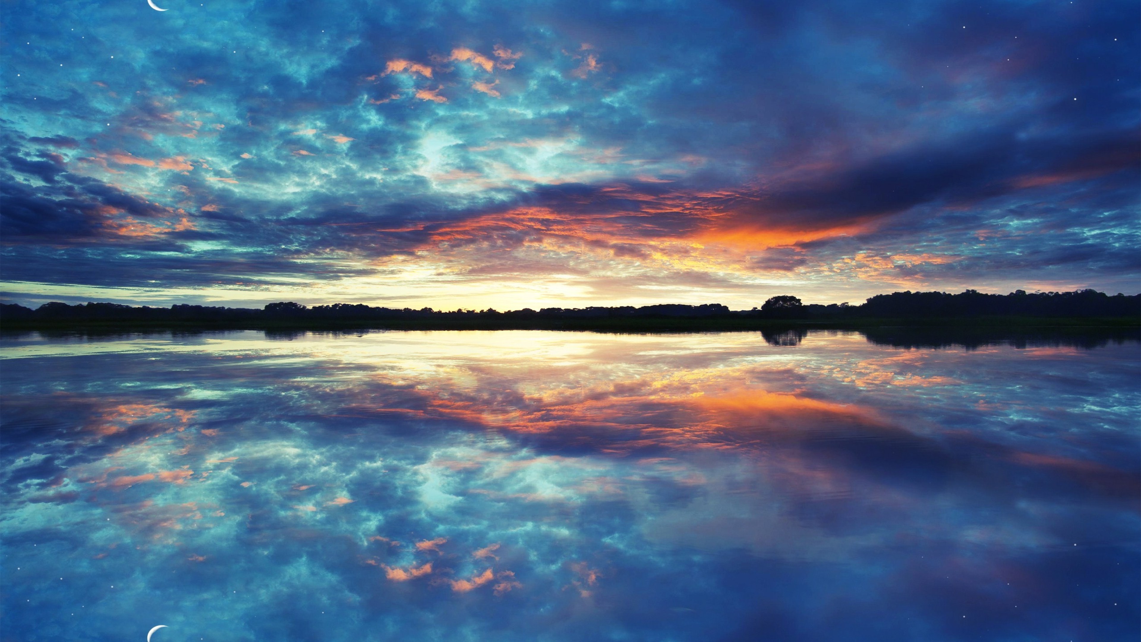 Безмятежно прекрасный. Спокойный пейзаж. Отражение неба в воде. Пейзаж с водой. Отражение неба в озере.