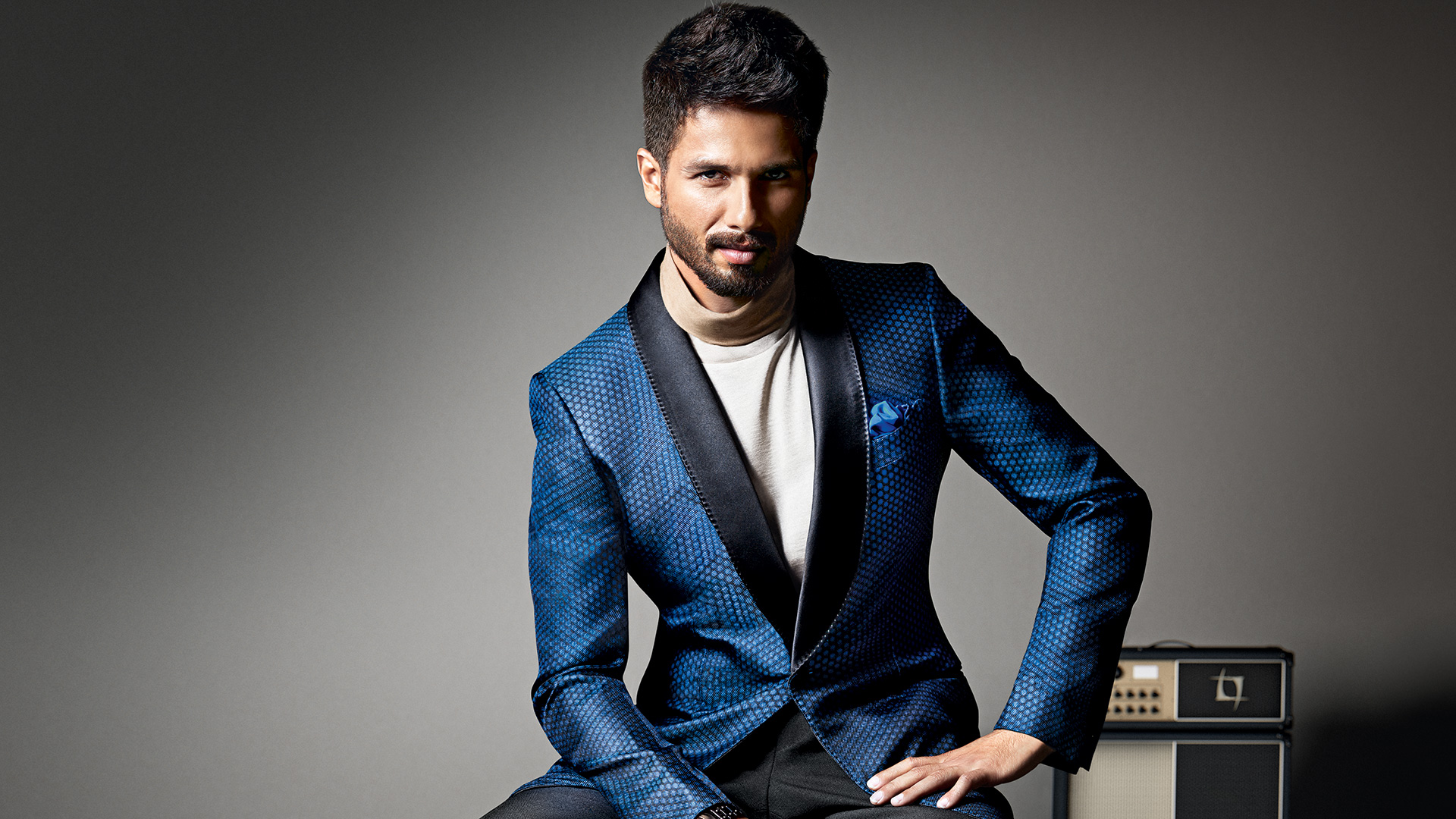 Shahid Kapoor Wallpaper with Black Background | HD Wallpapers
