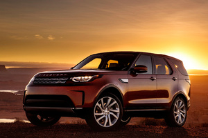2017 Land Rover Discovery (1336x768) Resolution Wallpaper