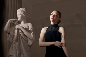 Amanda Seyfried Lanco Me Louvre 2023 Wallpaper